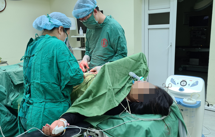 Phau thuat khan cap cuu thai phu bi rau bong non hinh anh