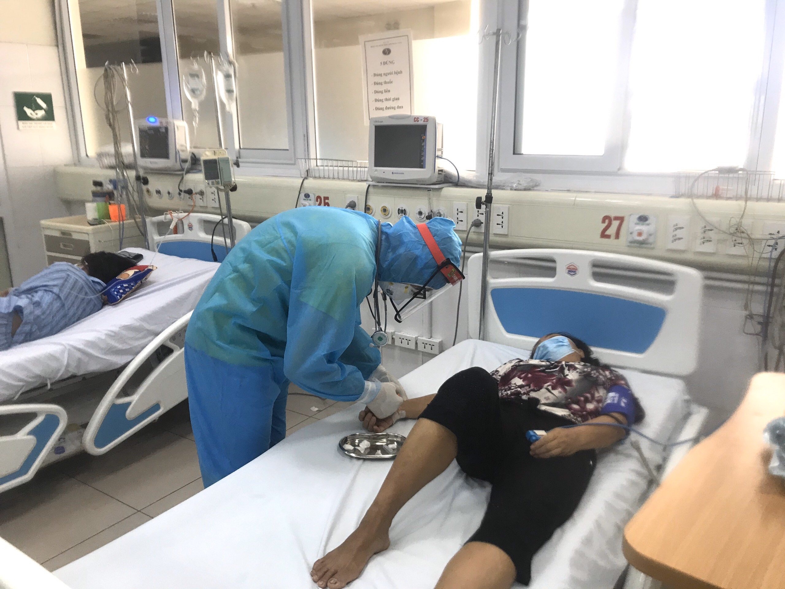 Dem buon tai Benh vien Benh Nhiet doi Trung uong hinh anh