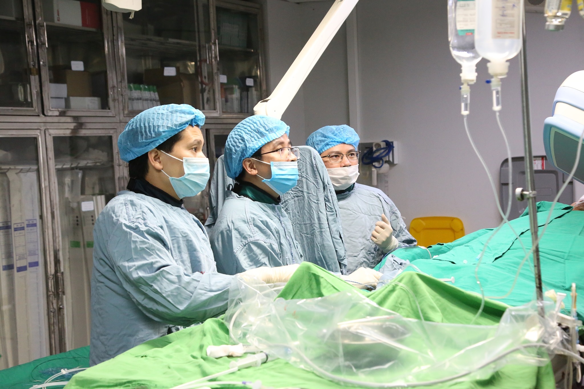 Cuu nguoi dan ong bi nhoi mau co tim cap hinh anh