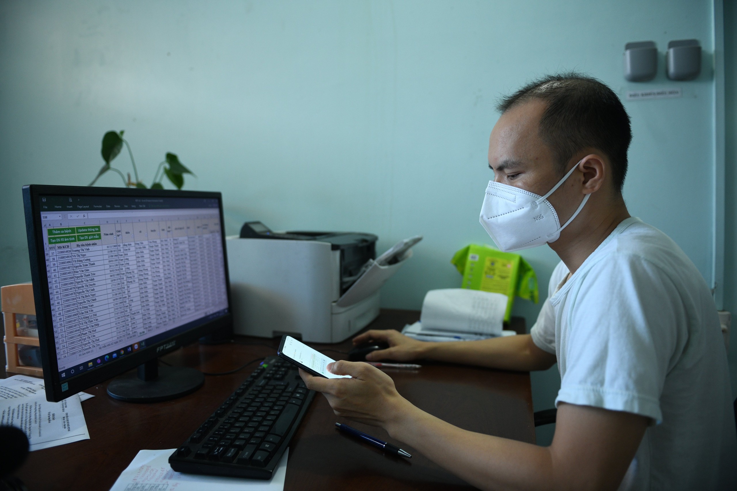 Bac si dieu tri benh nhan Covid-19 tro thanh 'ky su cong nghe' hinh anh