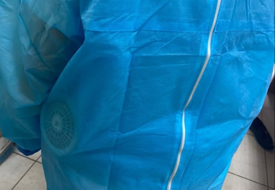 Che tao quat dieu hoa giup nhan vien y te ha nhiet khi mac do bao ho hinh anh