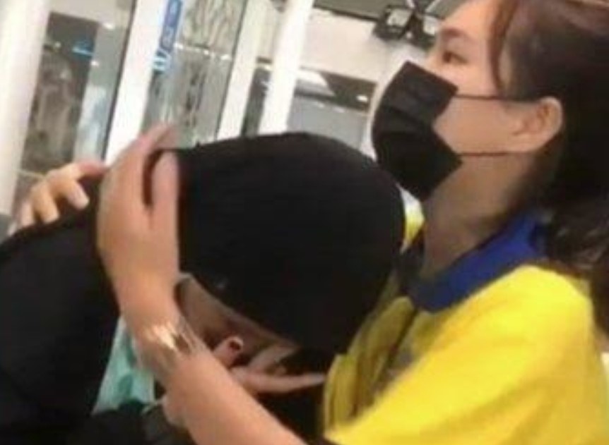 Nu sinh Indonesia ban xe may cua bo de gap nguoi yeu qua mang hinh anh