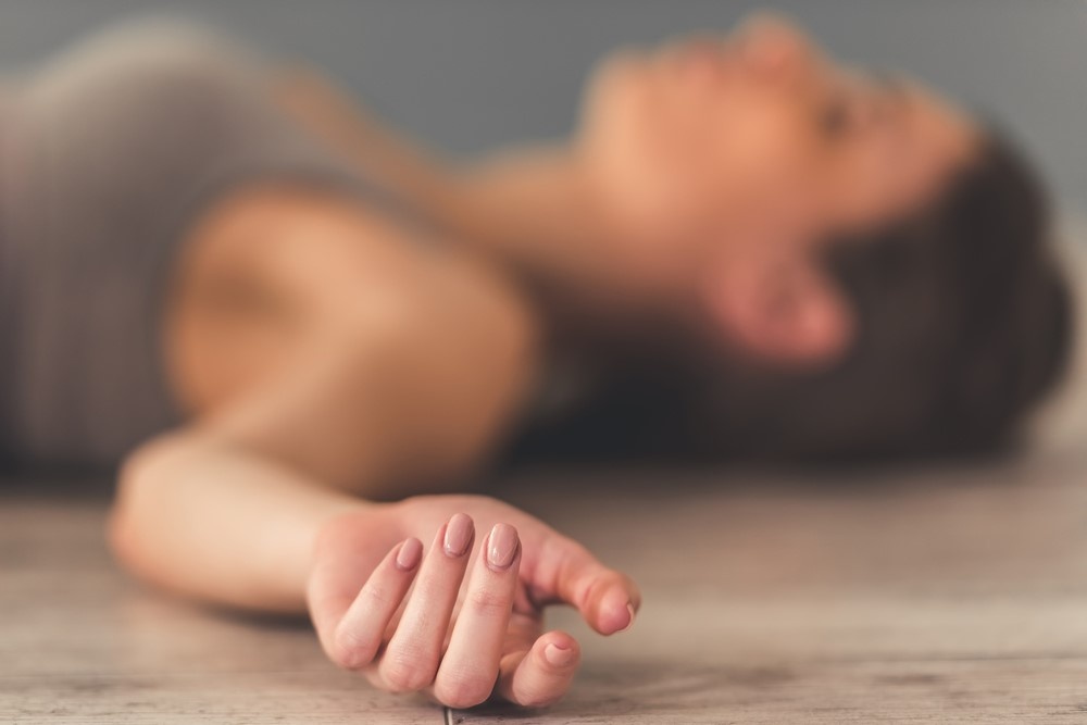 Co gai bi ngo doc do uong nuoc tay rua bon cau hinh anh