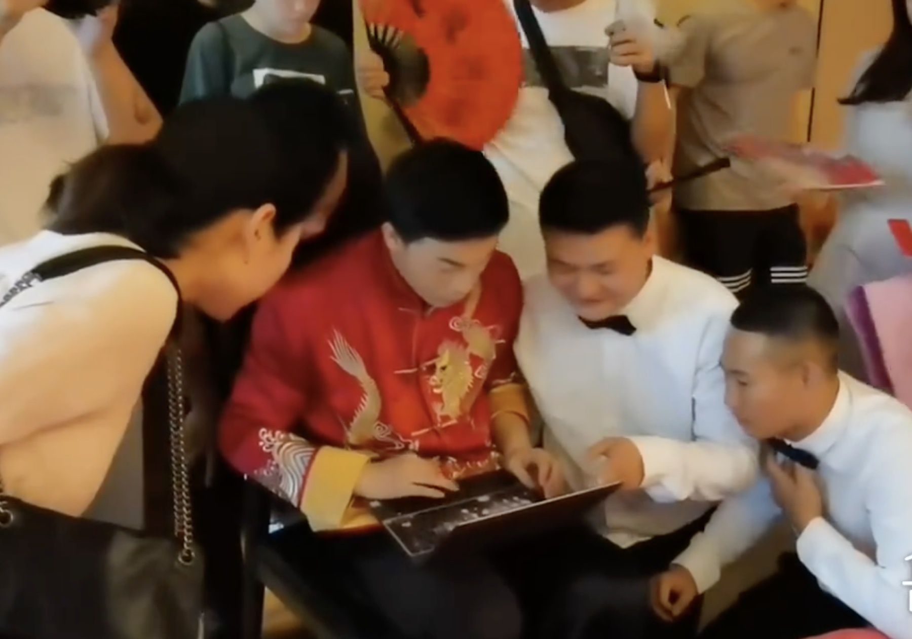 Chu re ngoi lap trinh ngay tai le ruoc dau o Trung Quoc hinh anh