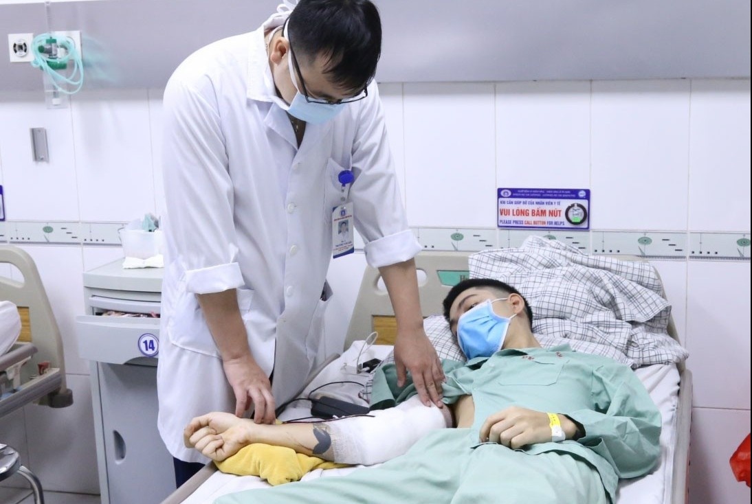 Nam thanh nien suyt mat canh tay sau tai nan lao dong hinh anh