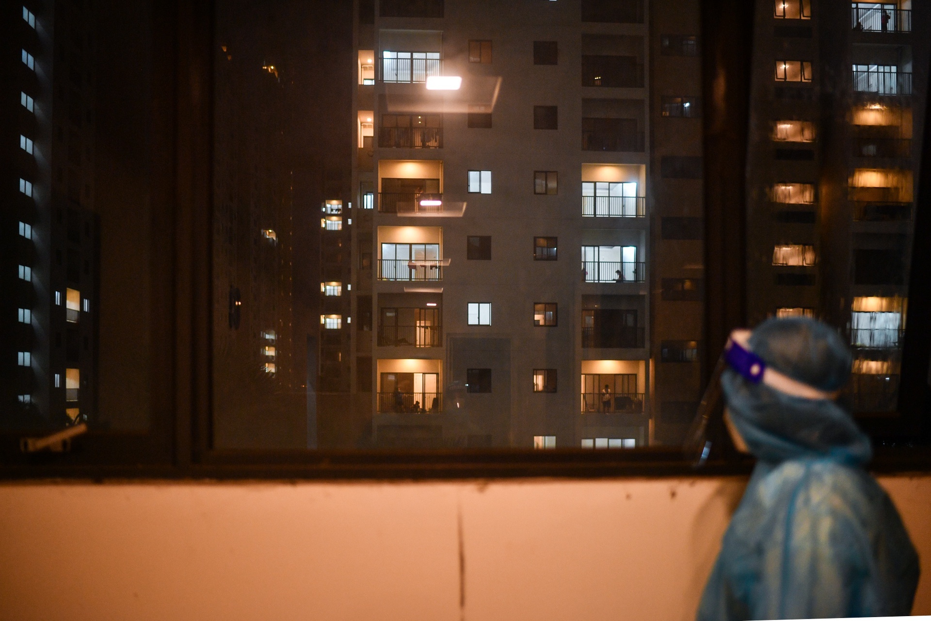 Lam gi de giam nguy co lay lan nCoV tai chung cu? hinh anh