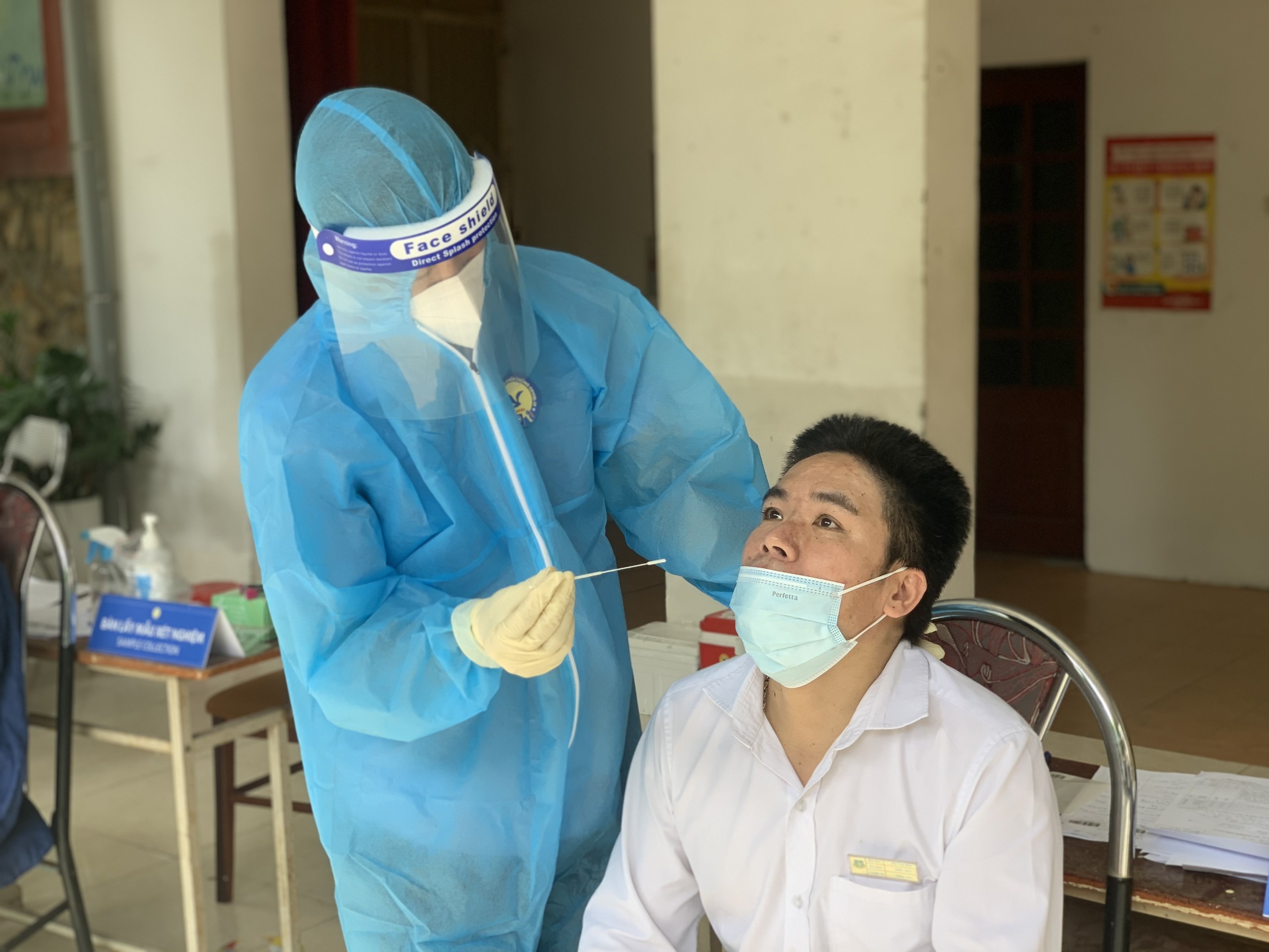 hà nội lấy mẫu xét nghiệm sàng lọc covid-19 ảnh 2 ha noi lay mau xet nghiem sang loc covid-19 anh 2