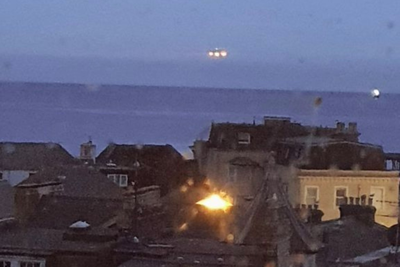 Vat the la lo lung tren bien duoc chup lai o Anh hinh anh