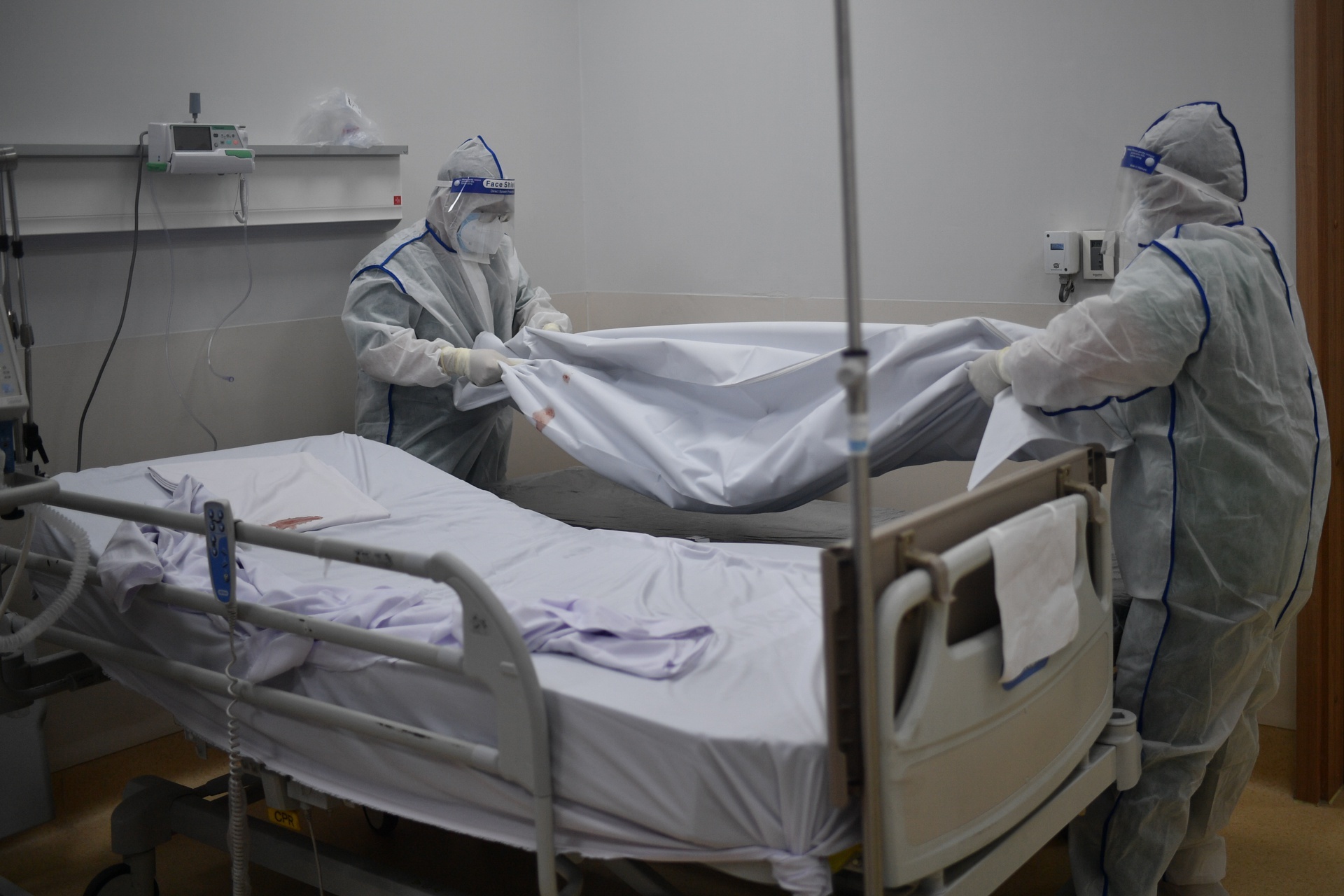 Thi the cua nguoi tu vong vi Covid-19 duoc xu ly the nao? hinh anh