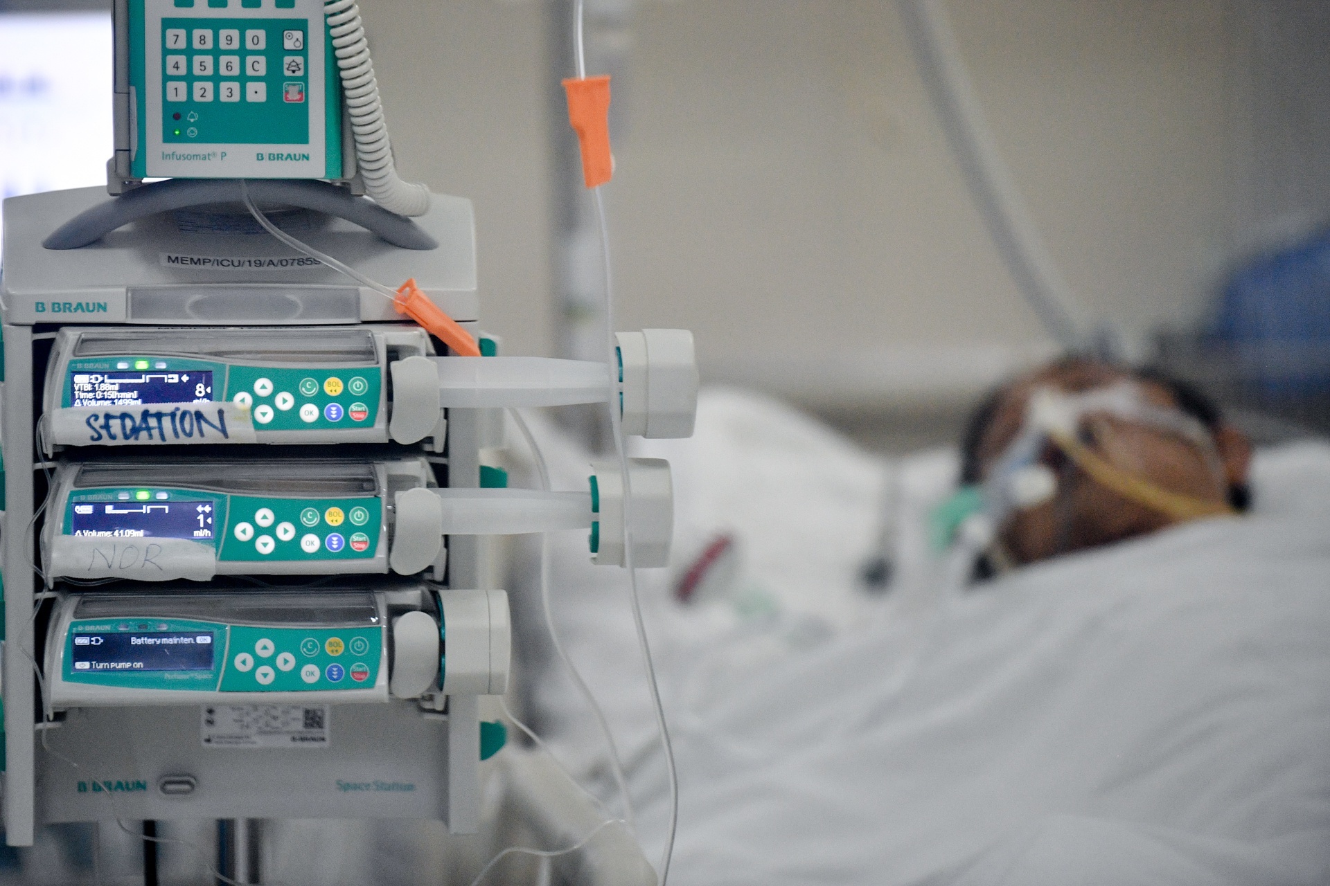 Bo Y te thanh lap to dieu phoi may tho dieu tri Covid-19 toan quoc hinh anh