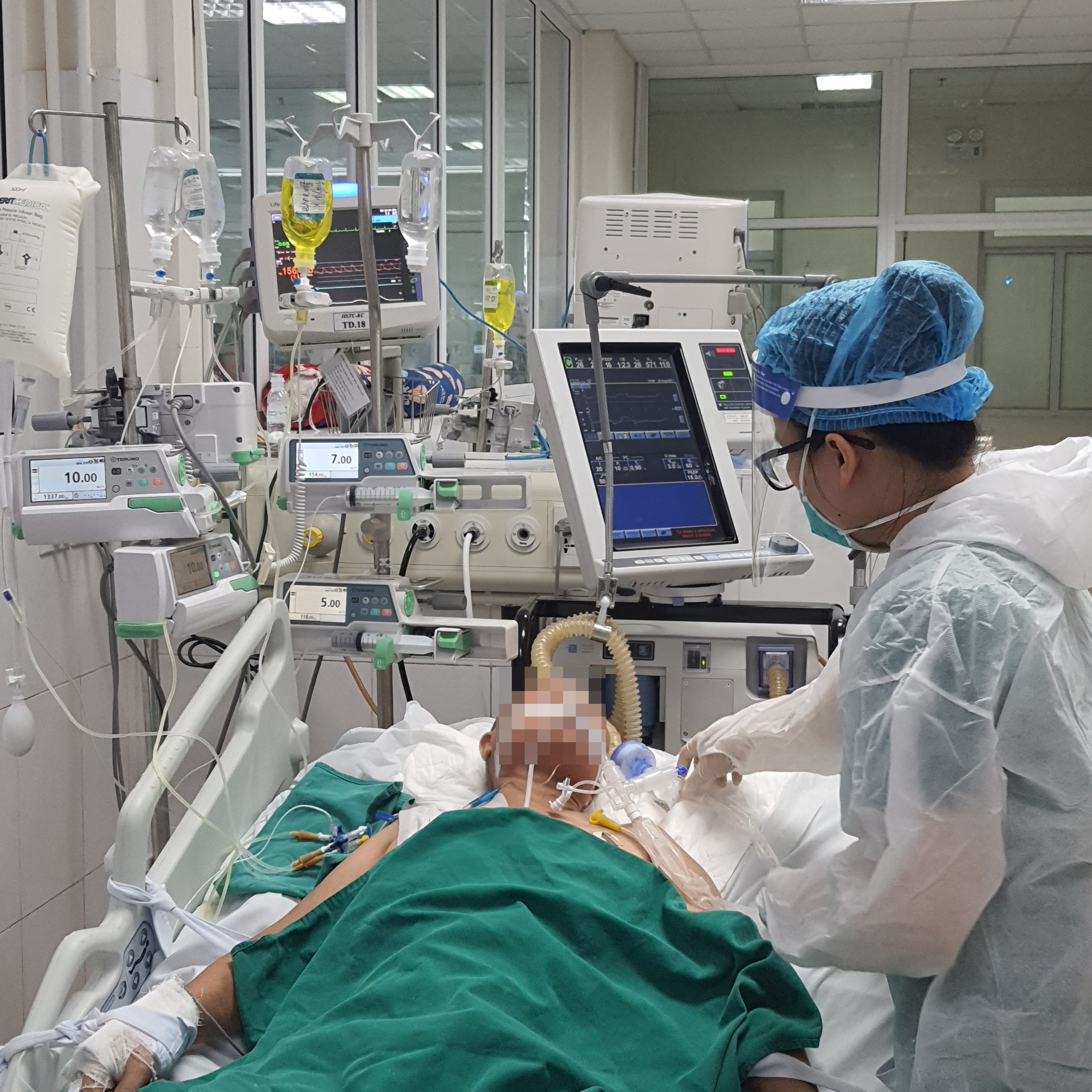 dieu tri benh nhan covid-19 dien bien nang anh 1