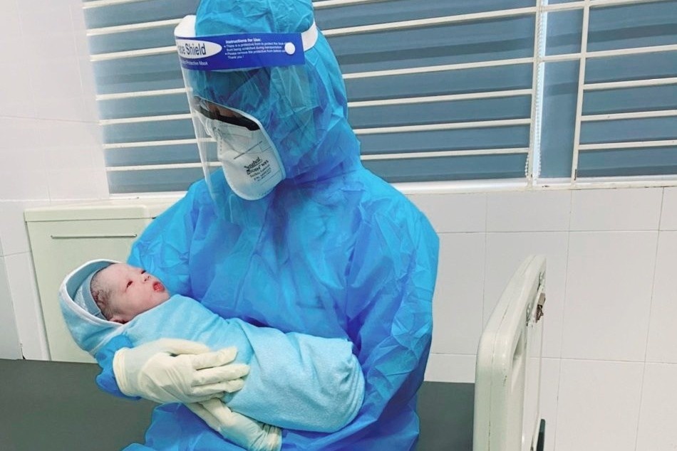 Be gai chao doi khoe manh tu nguoi me F0 hinh anh