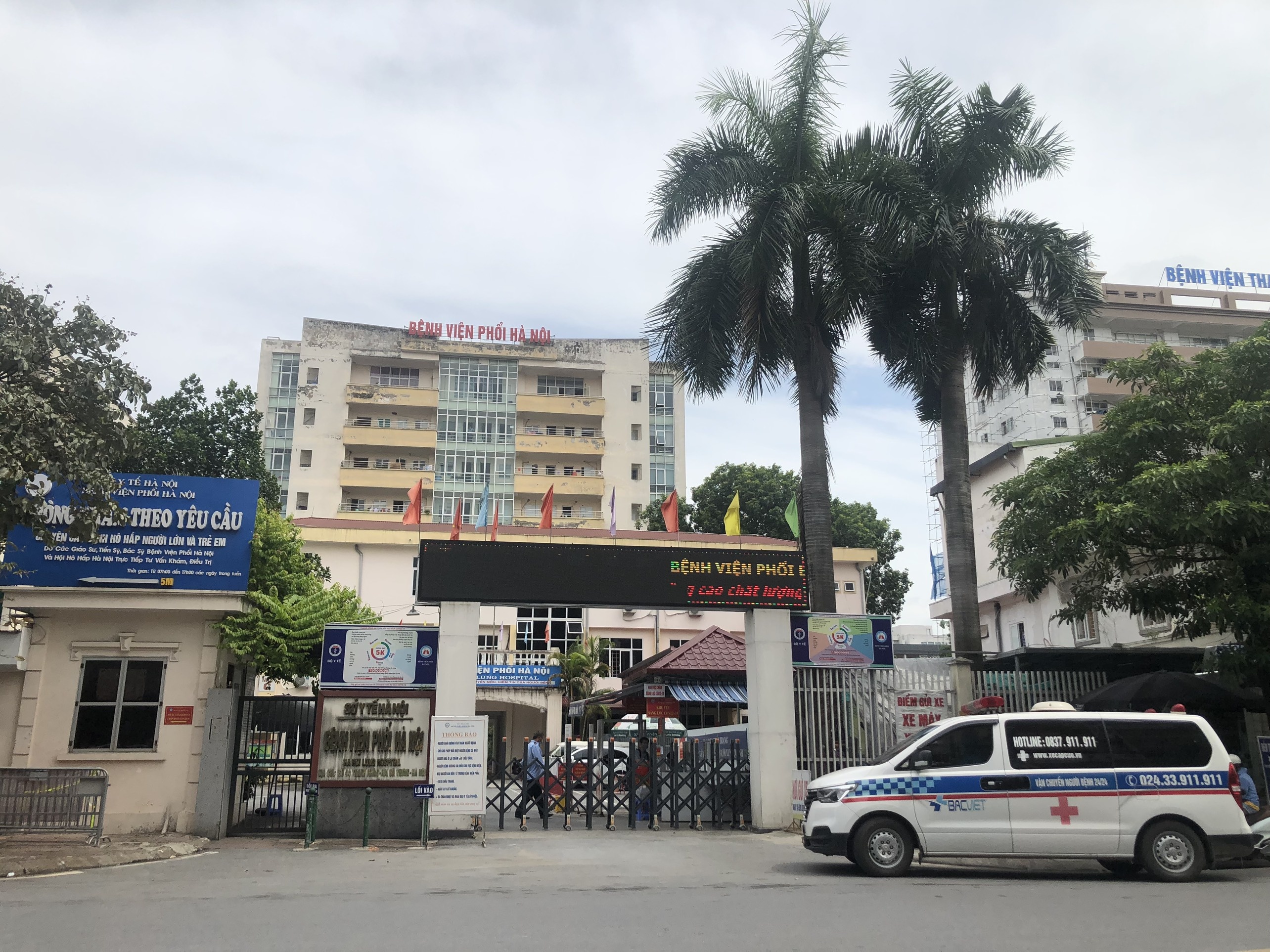 benh vien phoi ha noi go phong toa anh 1