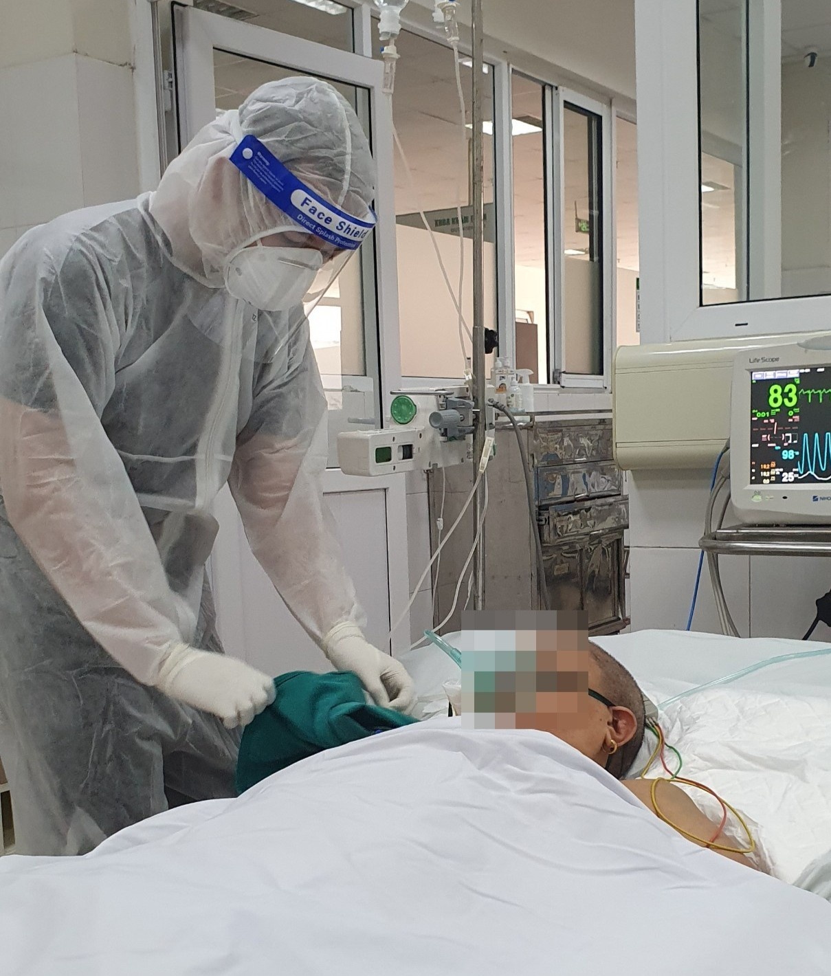 benh nhan covid-19 nhuong may tho anh 3