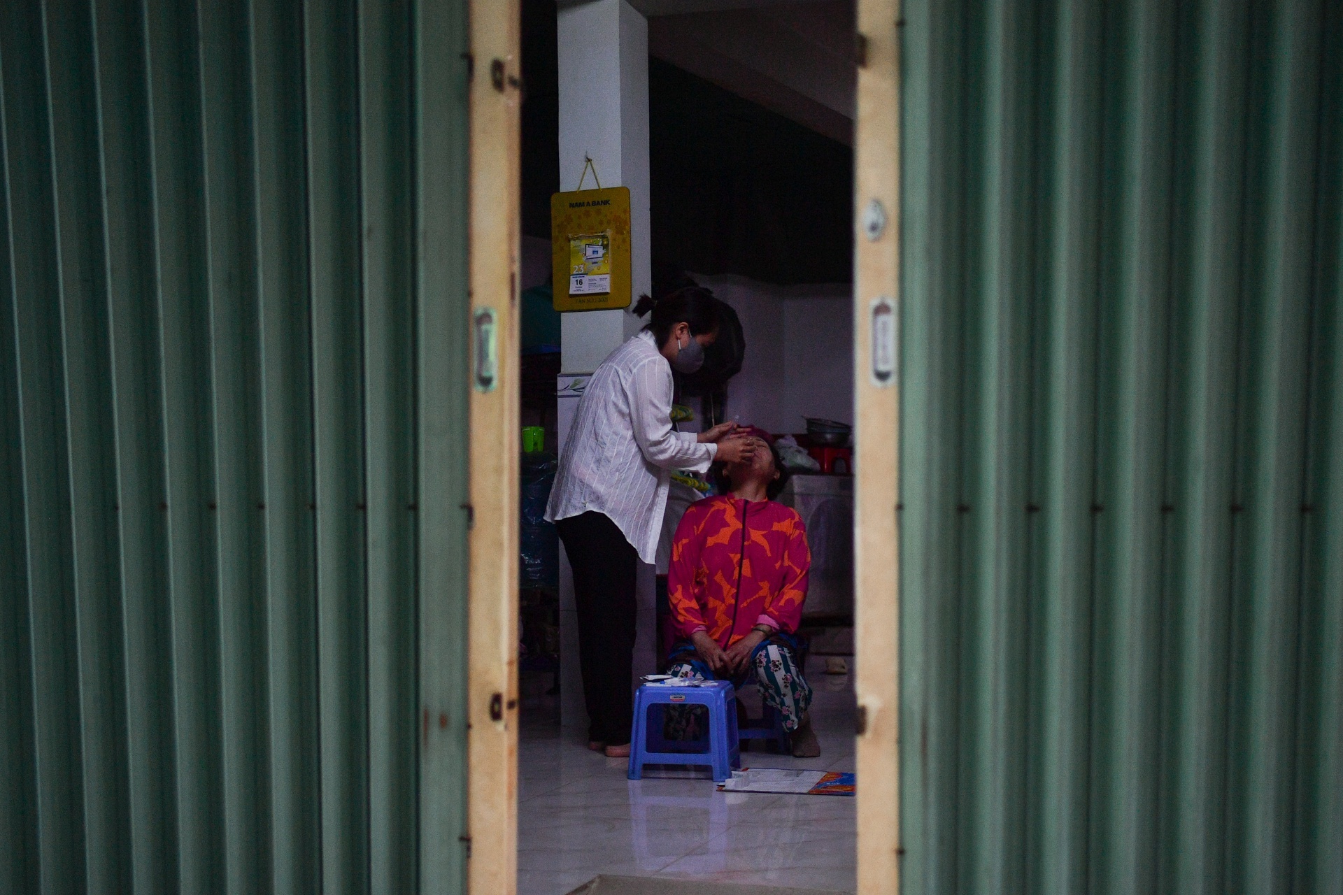 Nguy co dien bien nang do tu y dung tui thuoc B dieu tri Covid-19 hinh anh