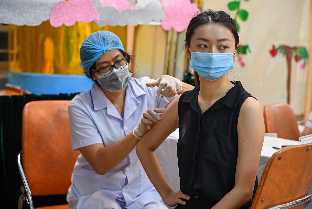 tiem  chung vaccine covid-19 tai ha noi anh 1