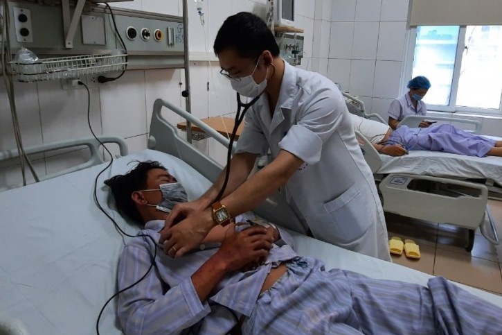 Nguoi dan ong bi nhiem lien cau lon sau khi an tiet canh hinh anh