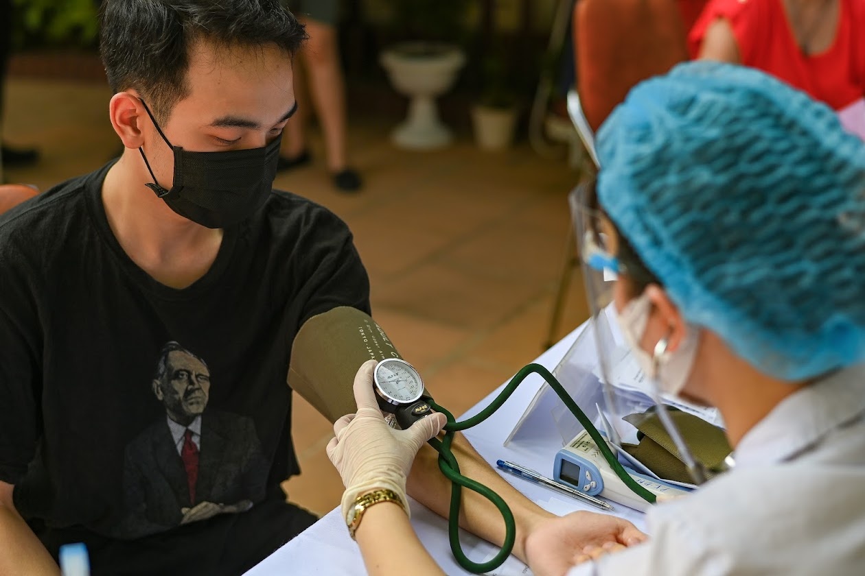 Bo Y te: Khong can do huyet ap tat ca nguoi tiem vaccine Covid-19 hinh anh