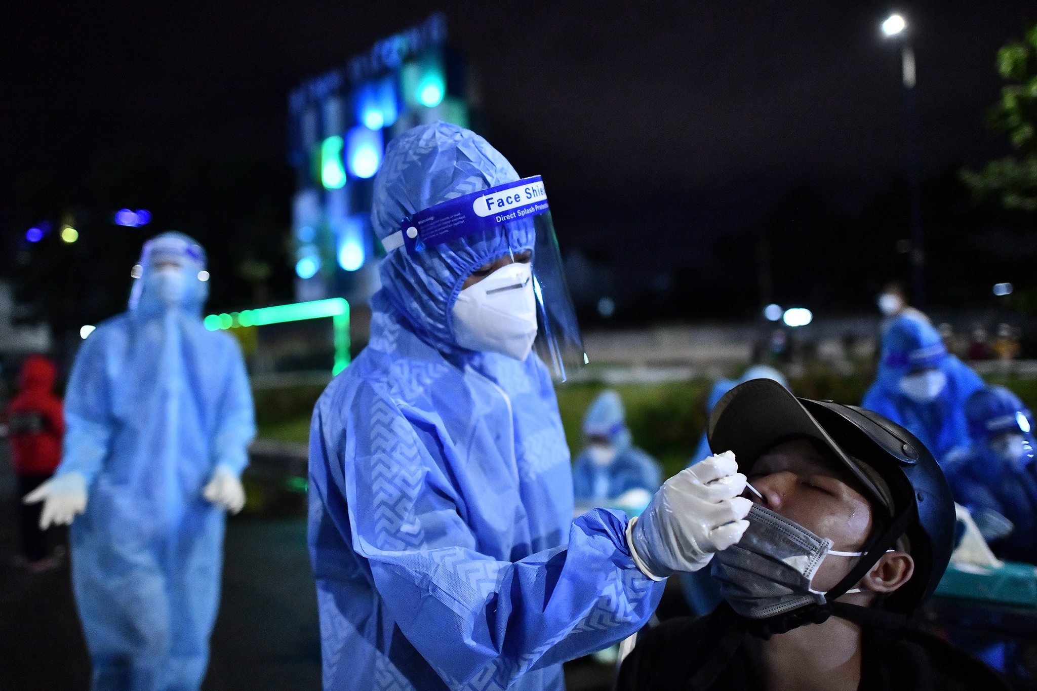 tre chua tiem vaccine bi cam bay anh 2