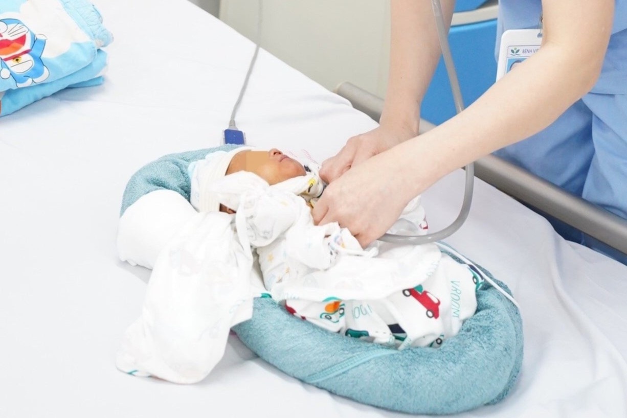 Phau thuat tim bam sinh cho tre so sinh nang 1,5 kg hinh anh