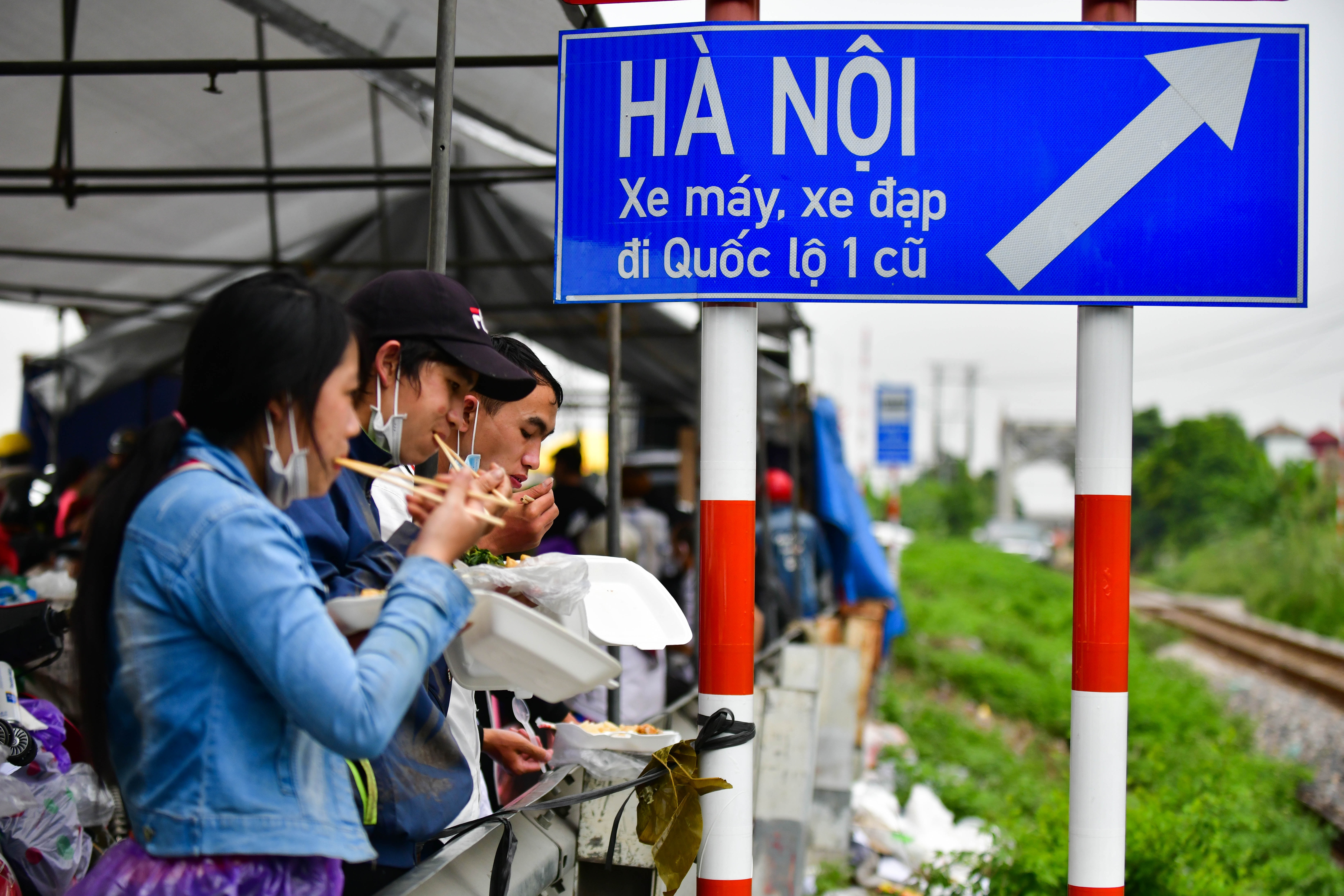 Gan 2.000 nguoi tro ve Ha Noi tu mien Nam hinh anh