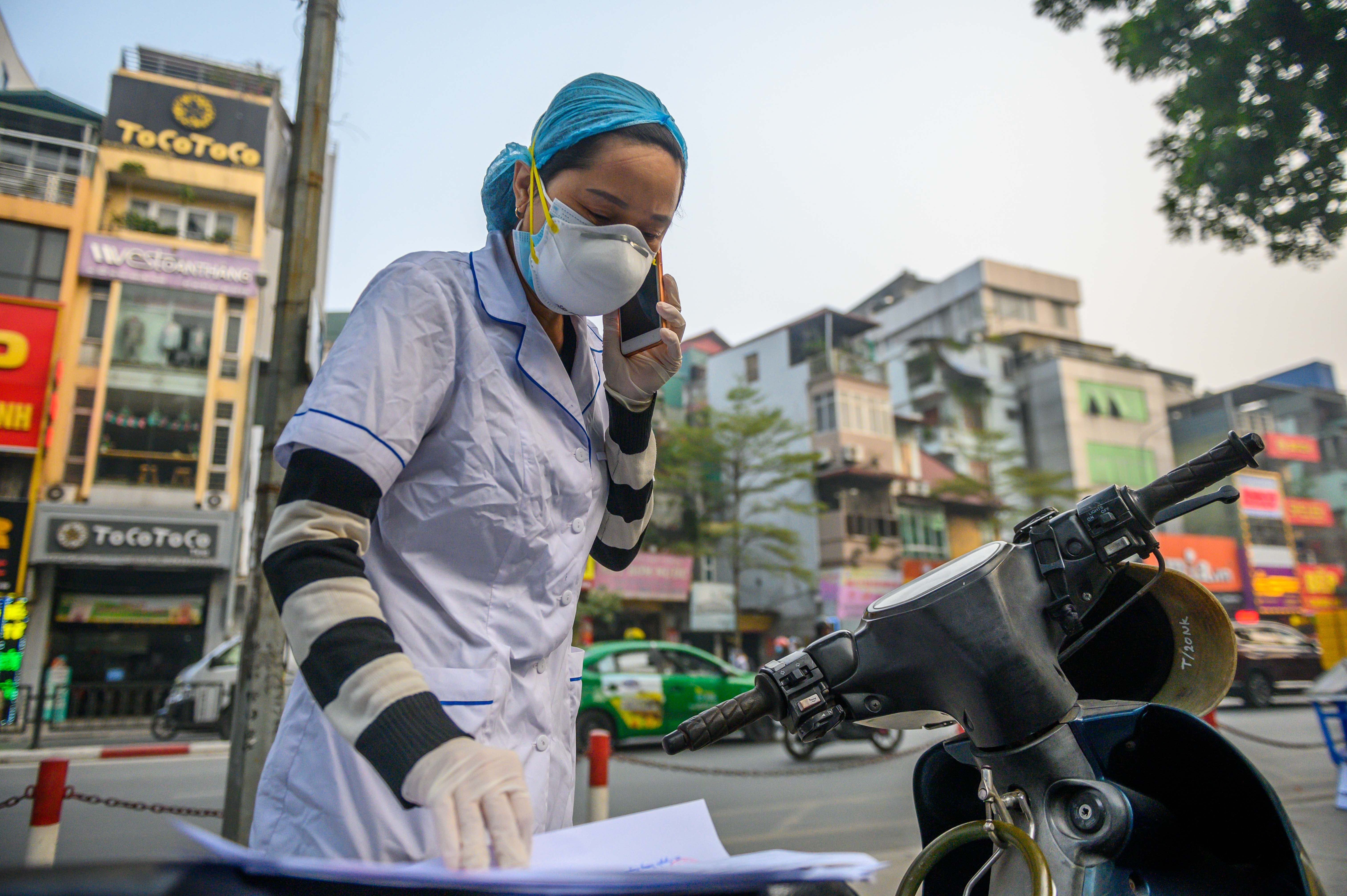 So ca mac tang nhanh, Ha Noi can lam gi de ung pho voi dich? hinh anh