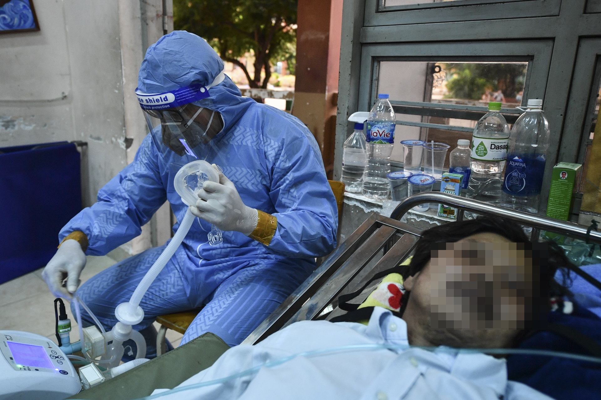 dieu tri trieu chung cua covid-19 anh 1