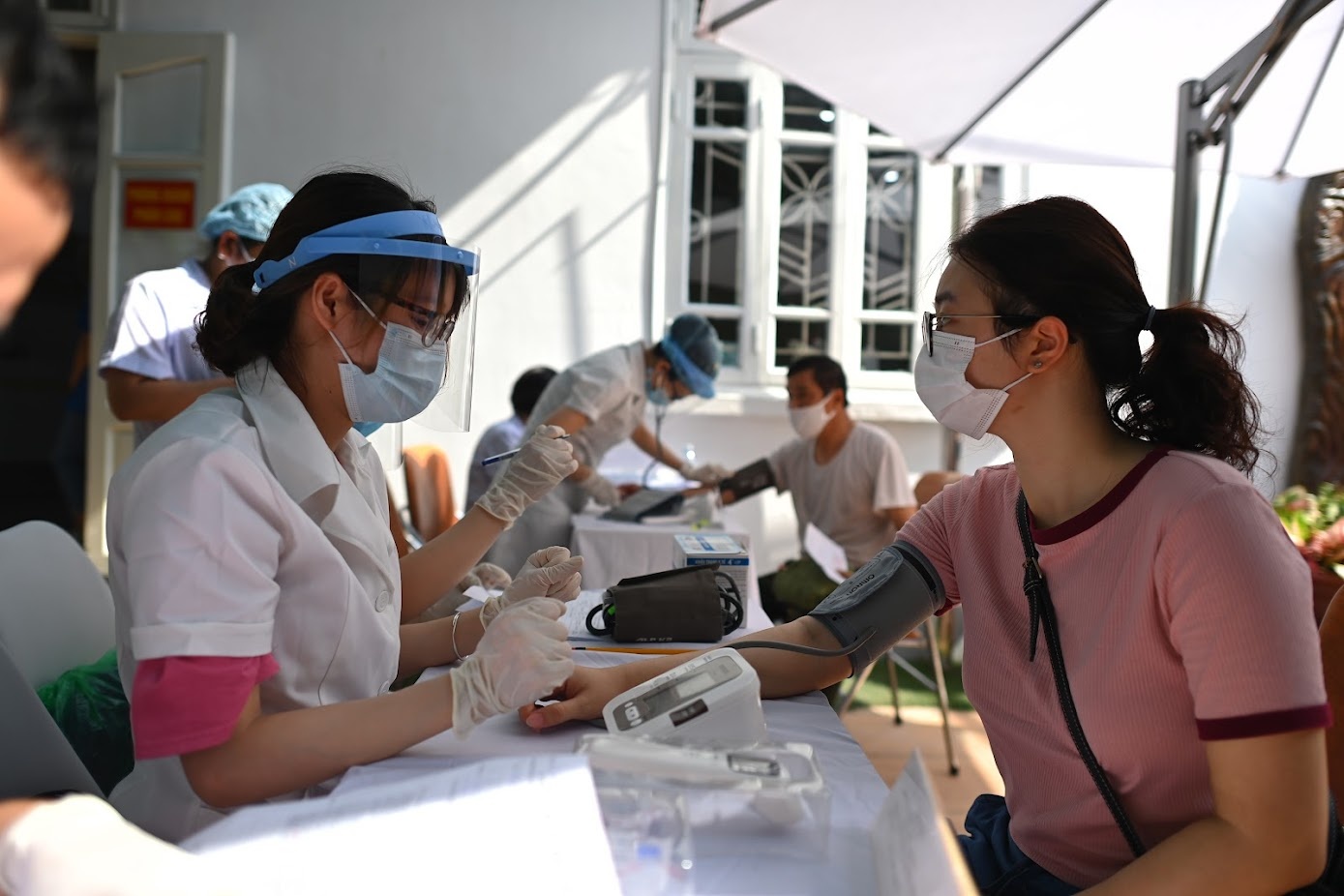 Bo Y te ban hanh giay chung nhan tiem gom 7 mui vaccine Covid-19 hinh anh