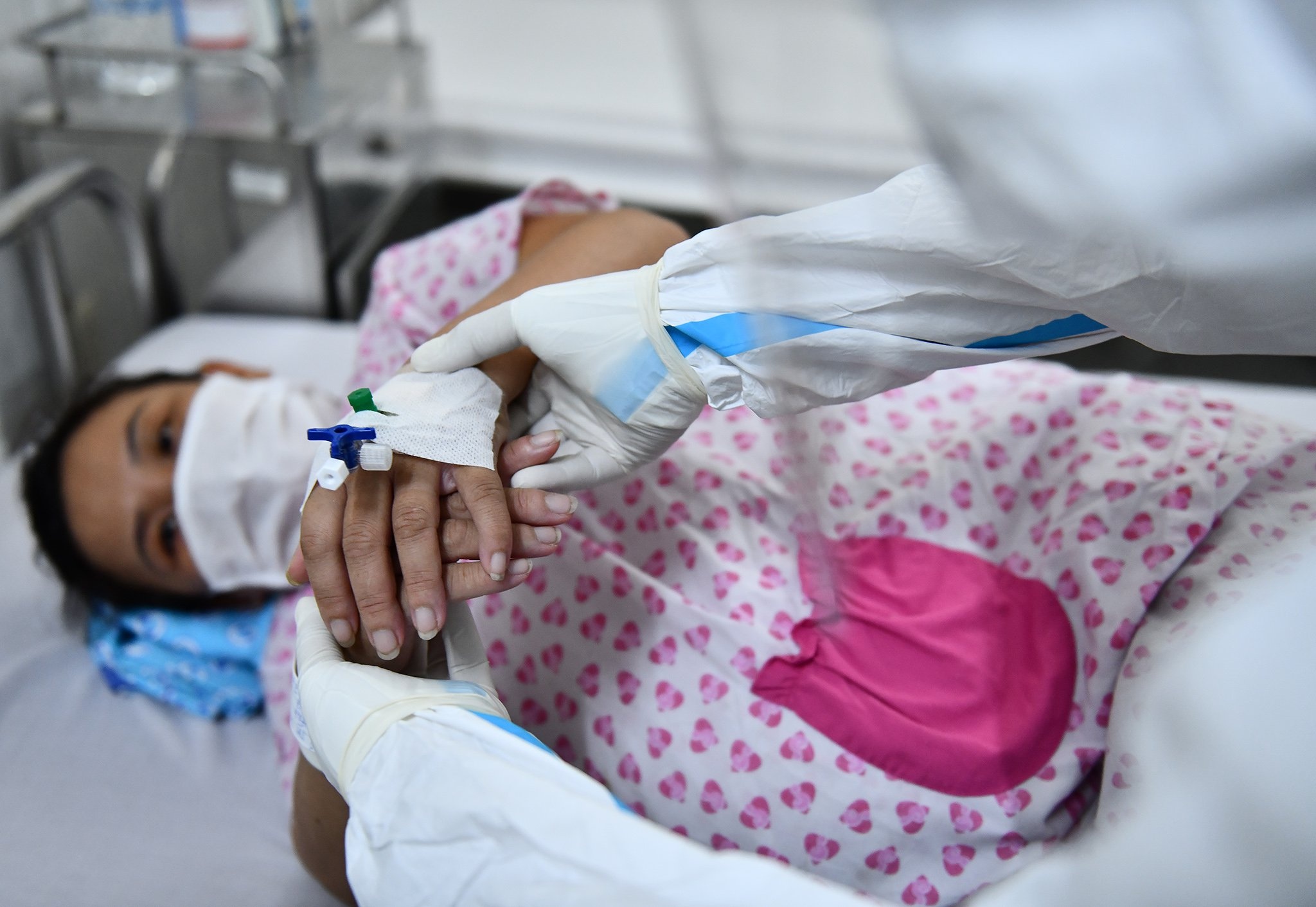 Ngai tiem vaccine, nhieu thai phu dien bien nang khi mac Covid-19 hinh anh