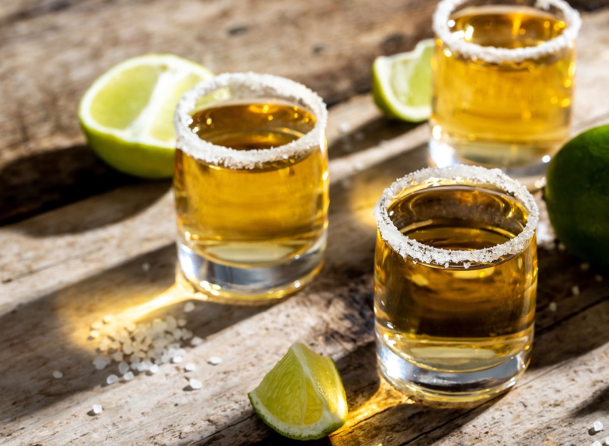 Chuyen gia huong dan cach giam muc do doc hai khi uong ruou, bia hinh anh