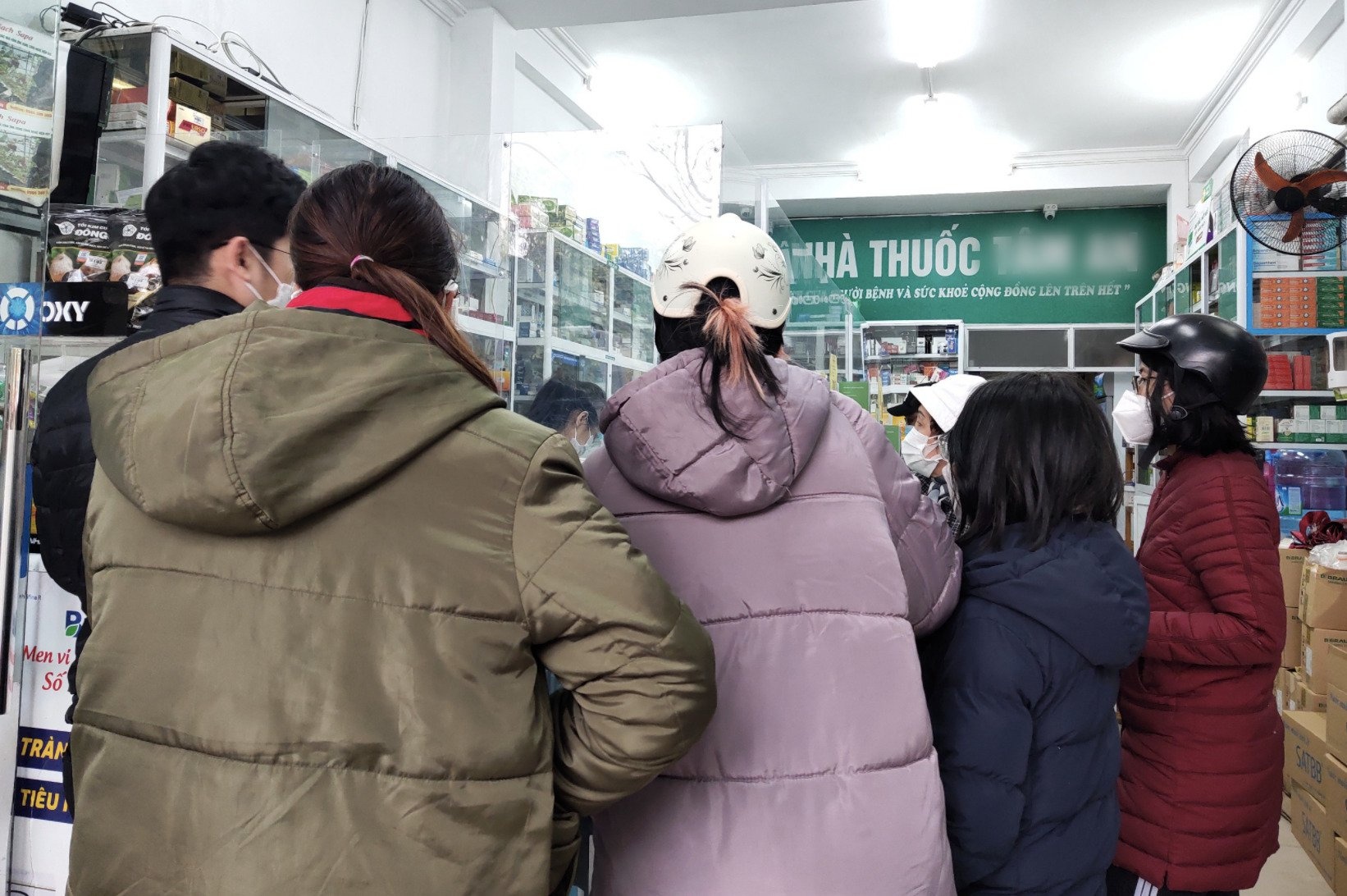 So ca mac Covid-19 tang nhanh, thuoc va test nhanh ‘chay hang’ hinh anh