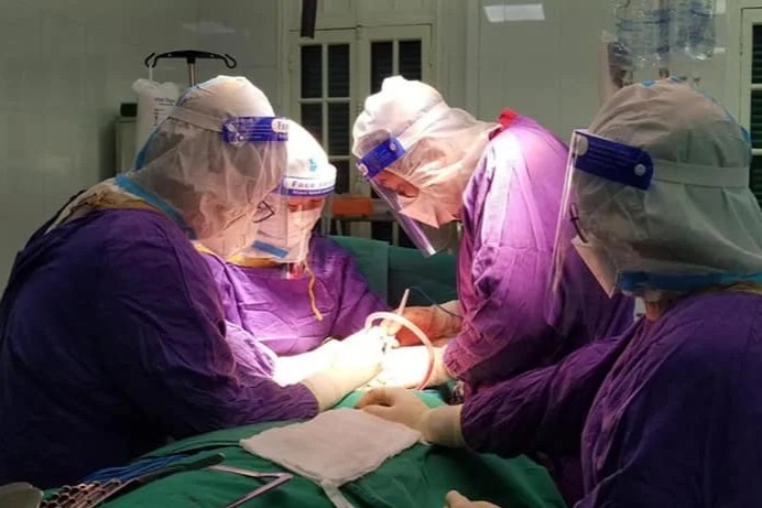 Benh nhan Covid-19 dot ngot chay mau du doi do bi ro dai trang sau mo hinh anh