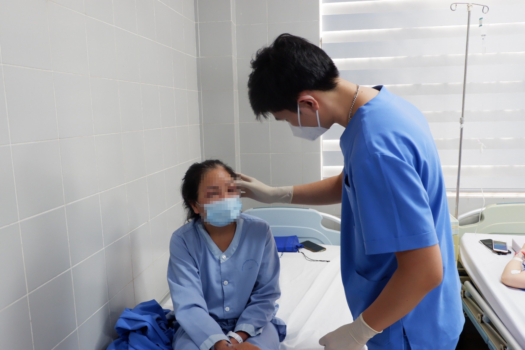 Nguoi phu nu khong mo duoc mat sau khi cat mi hinh anh