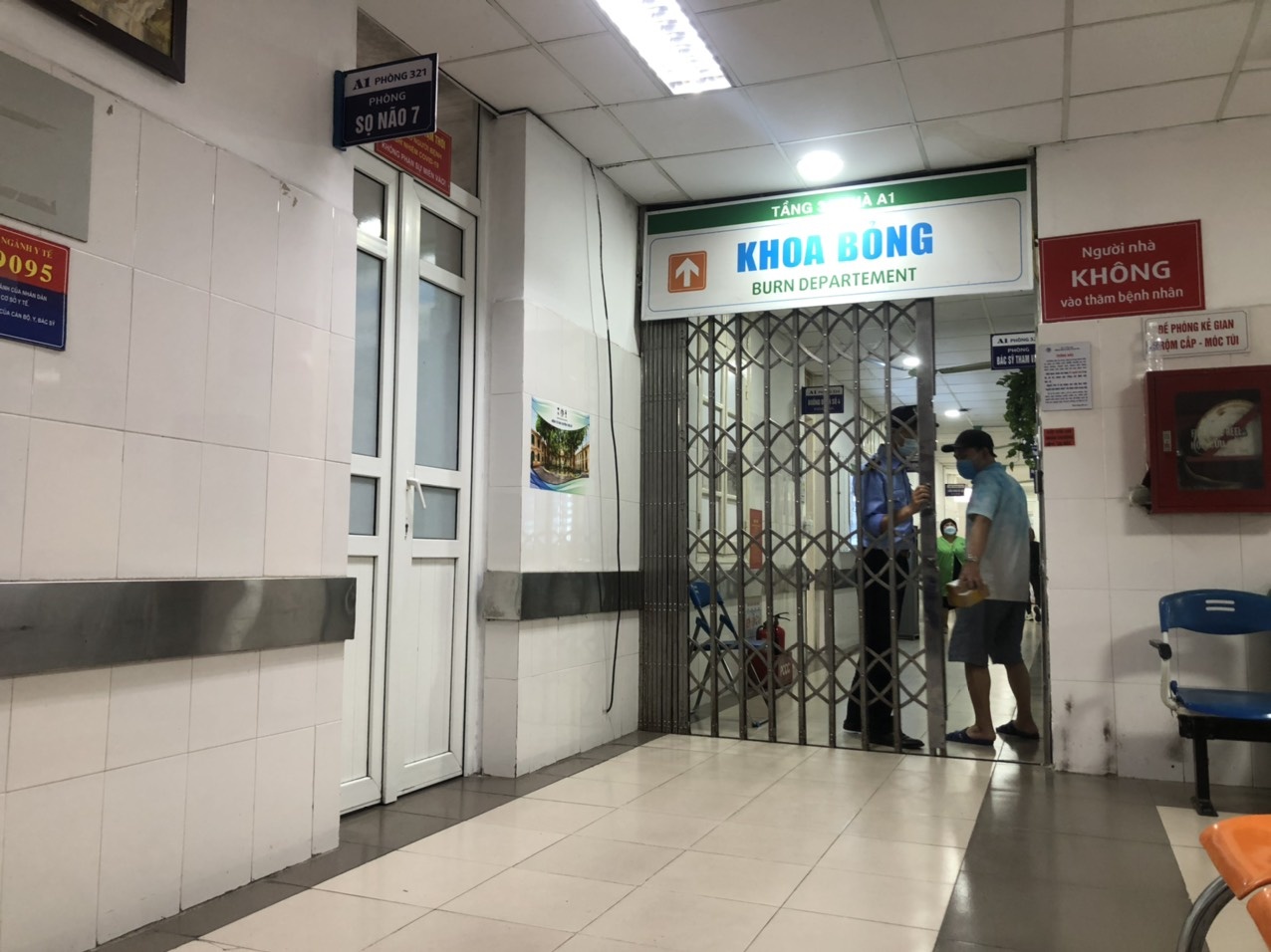 Nguoi bo trong vu chay co 5 nguoi chet o Ha Noi bi bong nang hinh anh