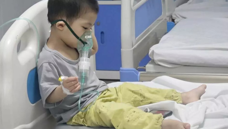 Thoi tiet bat thuong, tre o Ha Noi nhap vien tang hinh anh