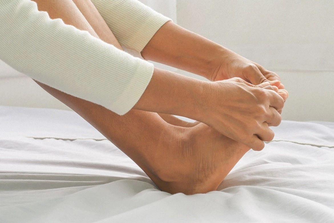 Co phai bong troc da chan, tay la thieu vitamin C? hinh anh