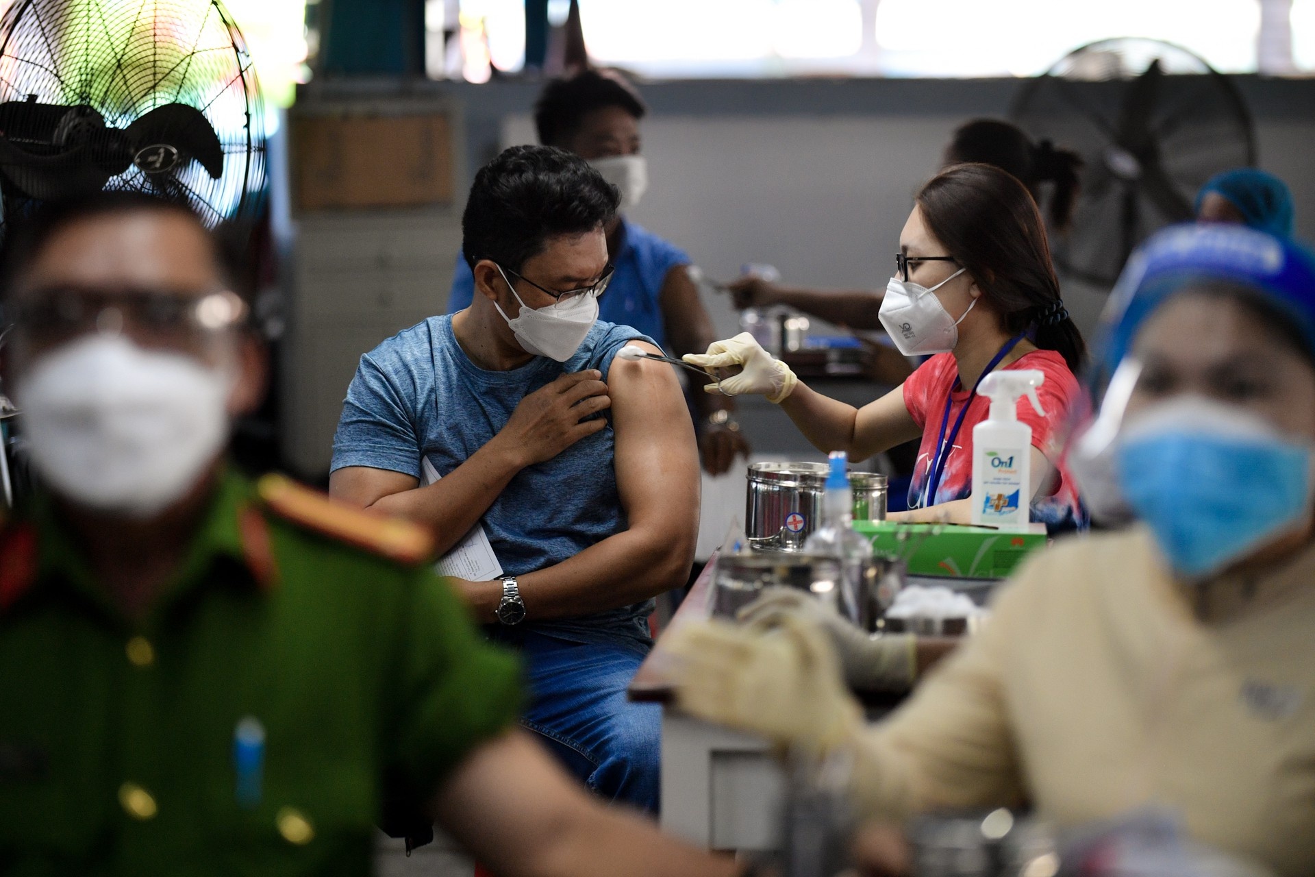 tiem vaccine covid-19 mui nhac lai anh 1