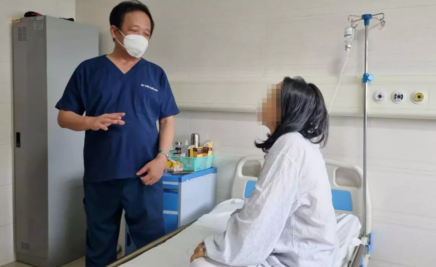 Nu sinh 12 tuoi khong the di lai vi vong mot to khong tuong hinh anh