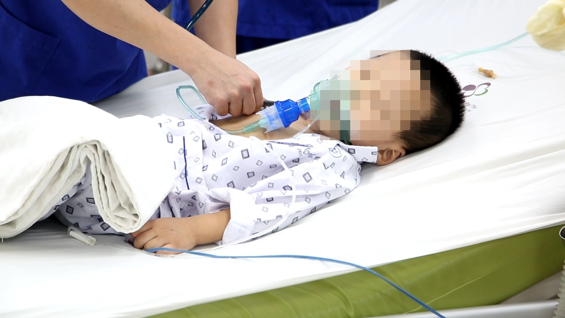 Be trai 3 tuoi nguy kich vi hoc mieng thit tom hinh anh