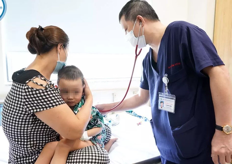 Be trai 3 tuoi tim tai, suyt chet sau tiem khang sinh hinh anh