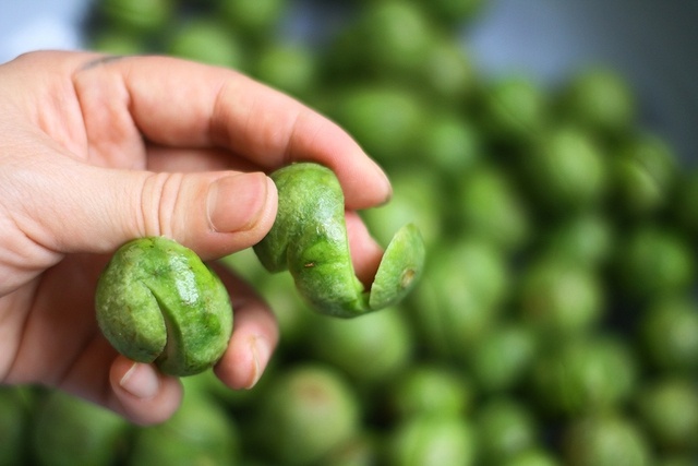 Nhung nguoi can can trong khi an sau hinh anh