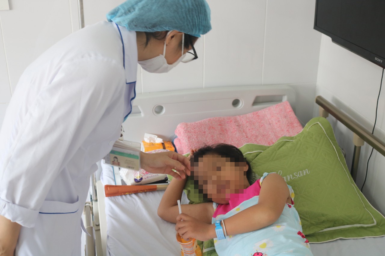 Nhan biet dau hieu tre mac sot xuat huyet nang hinh anh