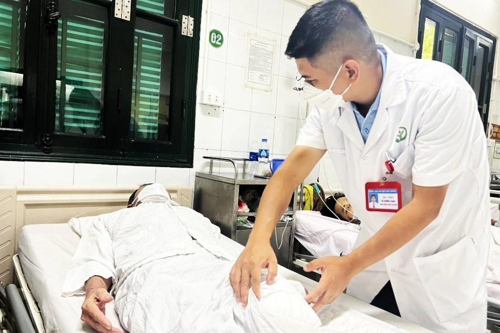 Nguoi dan ong phai cat cut chi do chu quan khi dau bap chan hinh anh