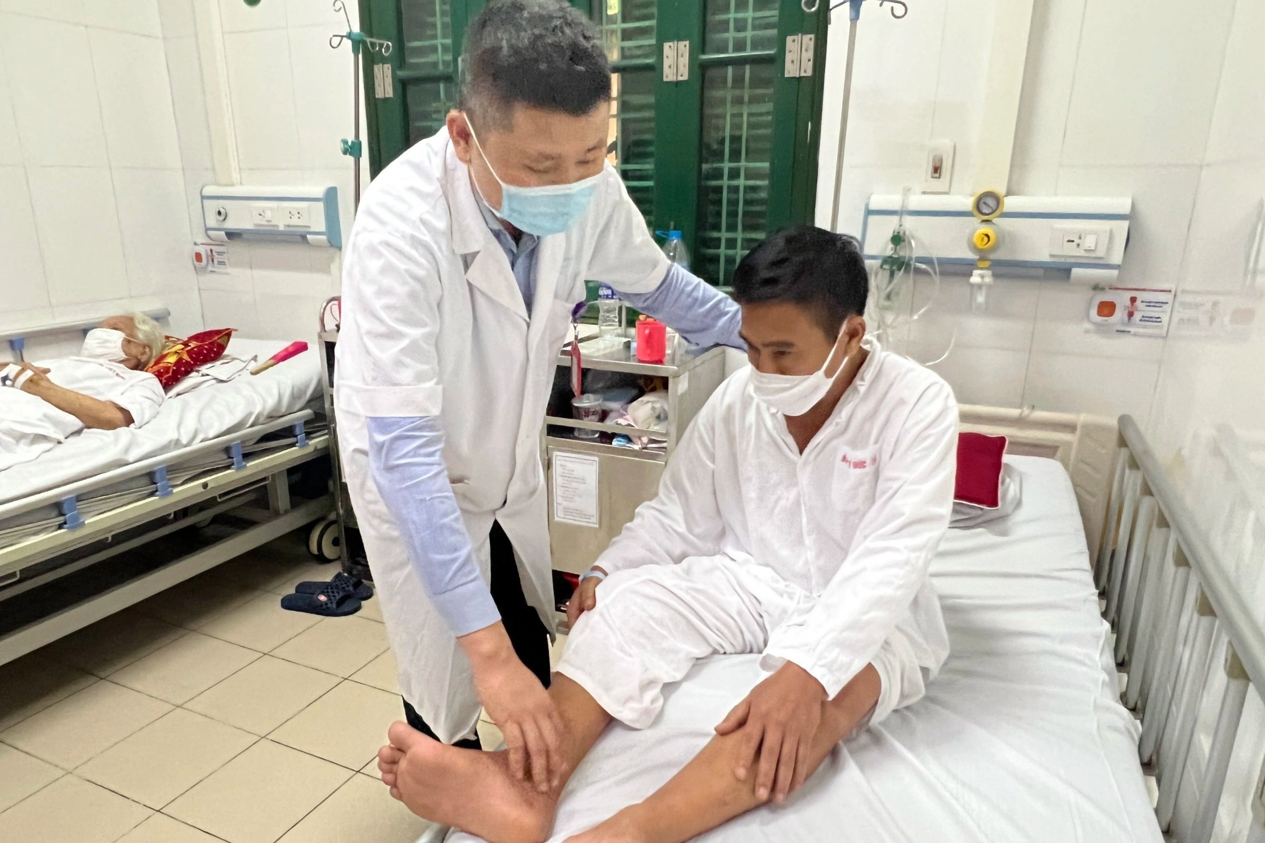 Nguoi dan ong suyt phai cat cut chi do nghien thuoc la hon 30 nam hinh anh