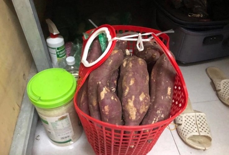 Hanh trang nhap vien cua nguoi me ngheo co con trai cung mac ung thu hinh anh