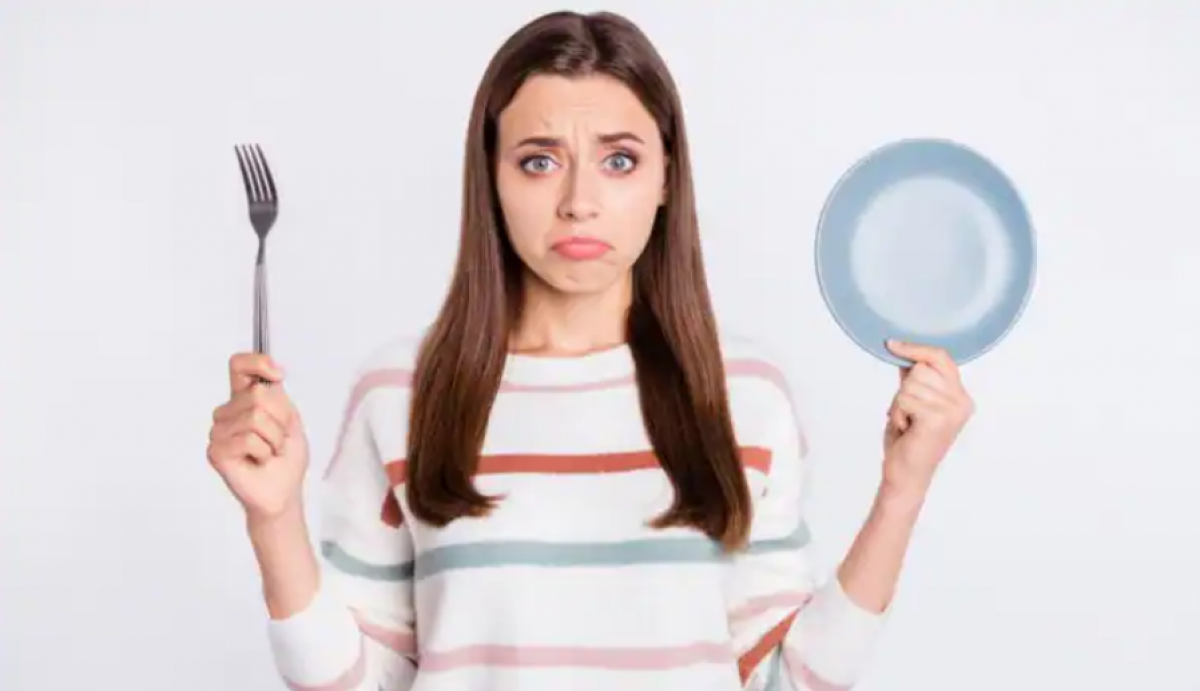 Nhung tac hai kho luong cua viec bo bua toi de giam can hinh anh