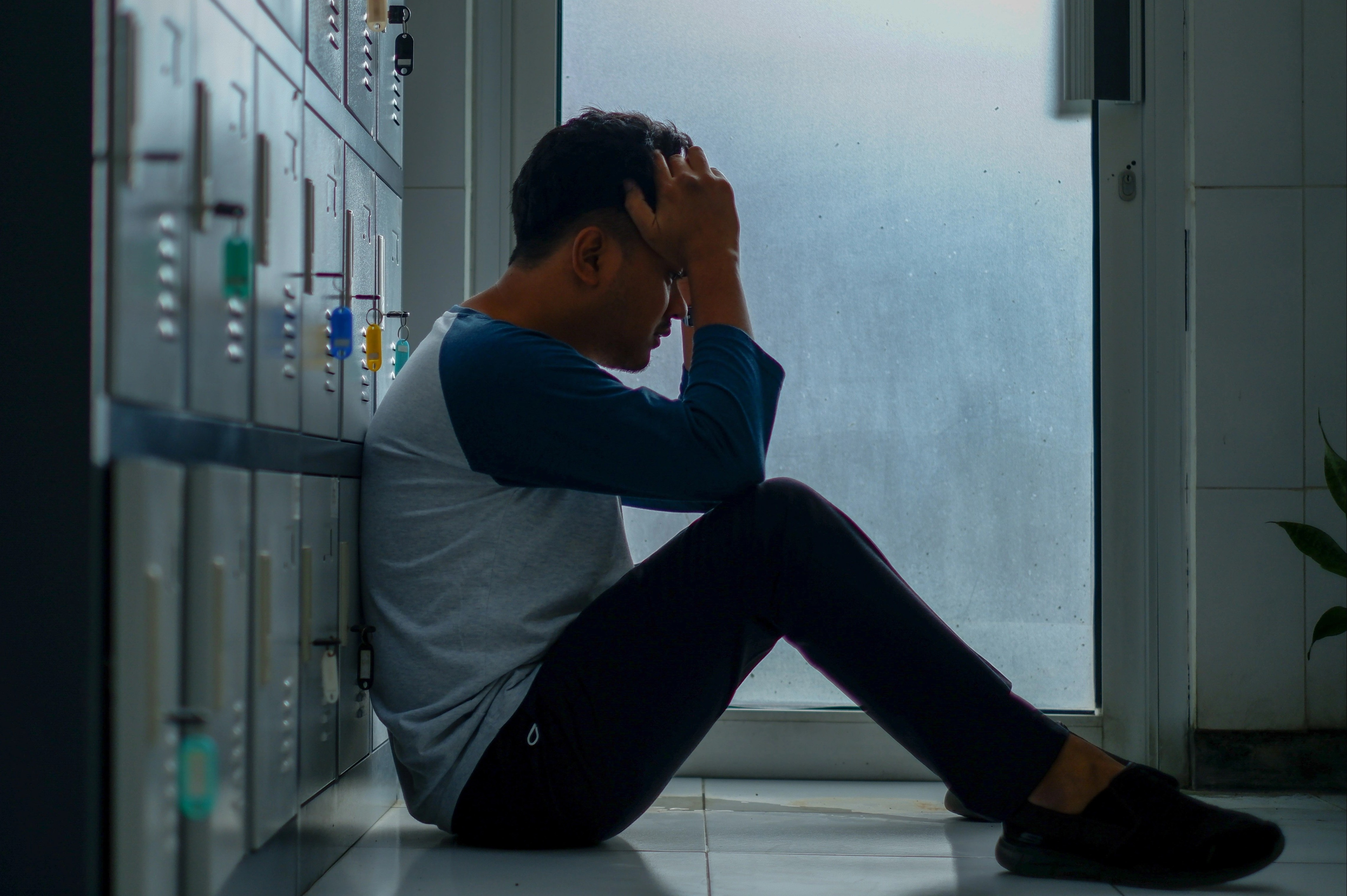 Nam thanh nien phai cat bo tinh hoan sau khi dap thuoc nam hinh anh