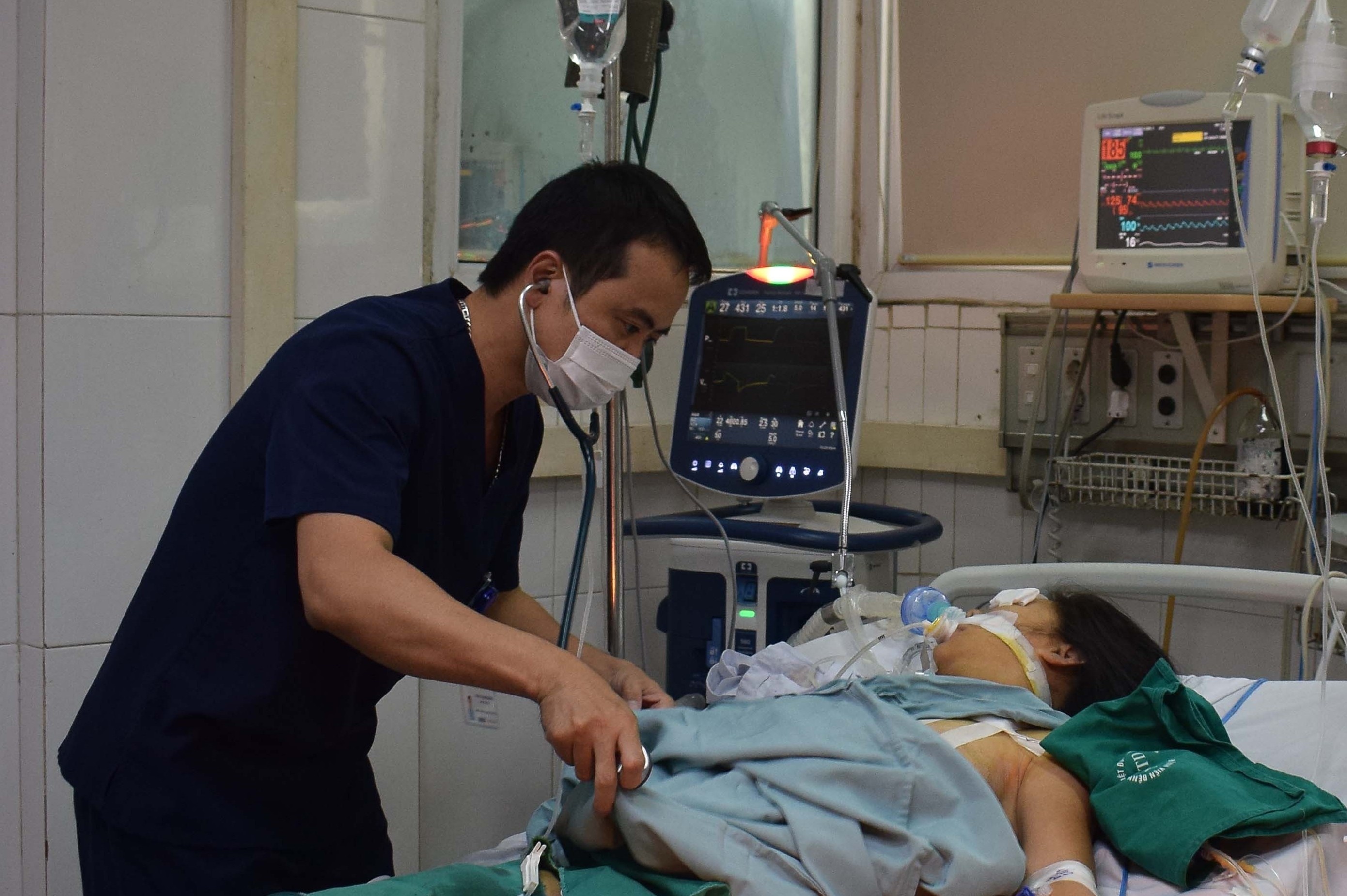 Benh nhan sot xuat huyet phai nhap vien tai Ha Noi tang cao hinh anh