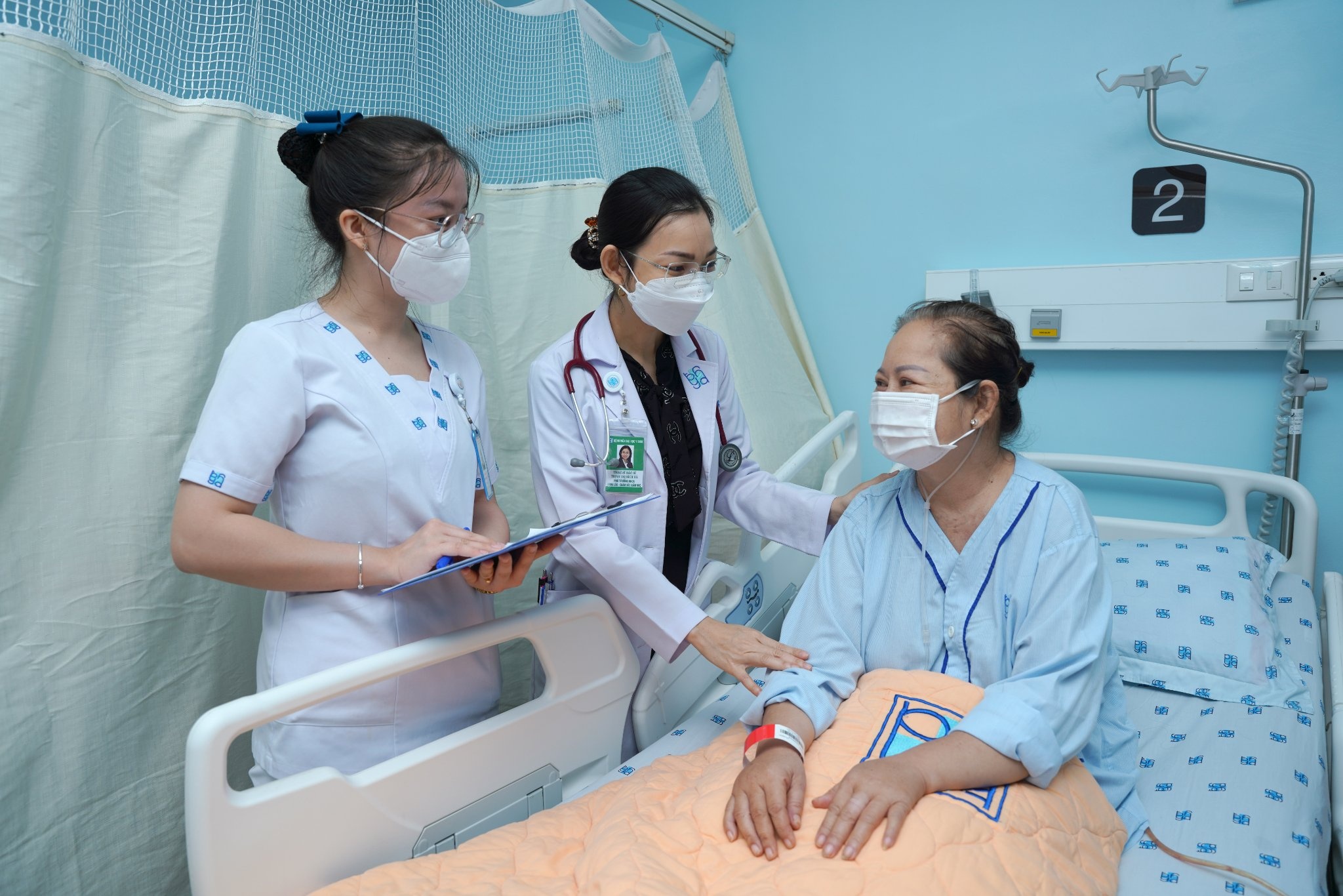 nguoi cao tuoi hau covid-19 anh 1