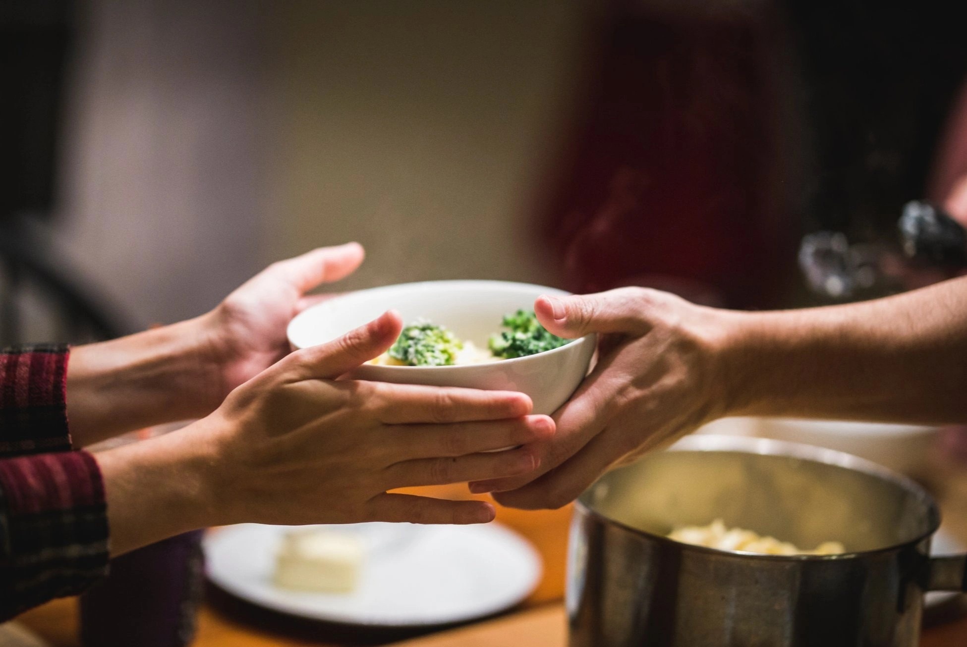 Mam com nha chua toi 100.000 dong cua cap vo chong tre hinh anh